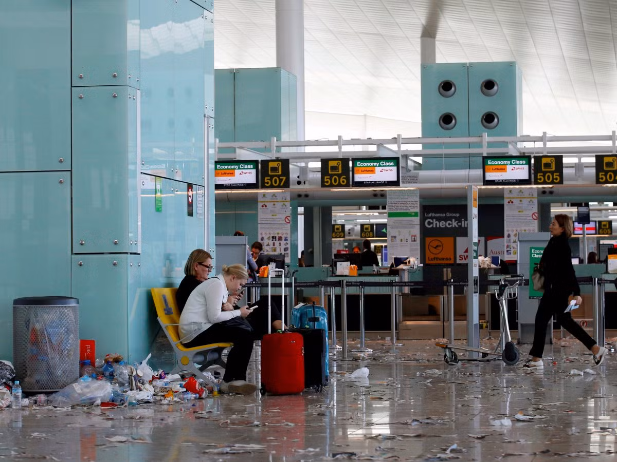 Các nhân viên dọn vệ sinh này được cho là đình công nhằm phản đối việc rút ngắn kỳ nghỉ lễ và thay đổi kế hoạch làm việc.