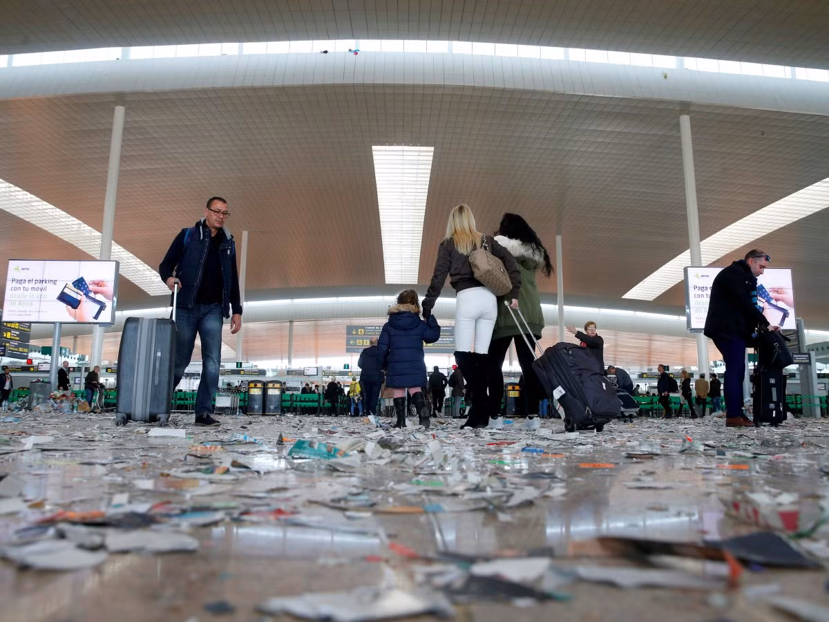 “Thật kinh khủng nhưng chúng tôi không muốn tới đó. Công ty không làm gì để giải quyết vấn đề và chúng tôi phải tranh đấu vì quyền lợi của chúng tôi”, El Pais, người phát ngôn của nhóm công nhân nhân vệ sinh đình công, cho biết.