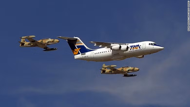 BAe 146 là một loại máy bay dân dụng. Ảnh chụp một chiếc BAe-146, được máy bay quân sự hộ tống, bay qua một sân bay quân sự ở La Paz, Bolivia, hồi năm 2009.