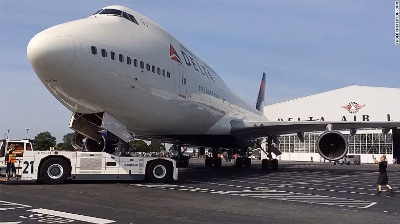 Boeing 747, thường được gọi bằng biệt danh “Jumbo Jet”, cũng là một trong những loại máy bay rất được ưa chuộng trên thế giới. Chuyến bay đầu tiên của Boeing 747 được thực hiện vào năm 1969.
