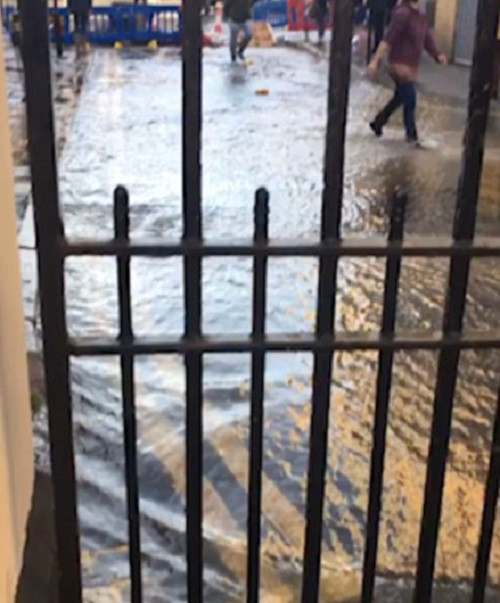 Giới chức trách cho biết chính quyền thành phố đã cho mở cuộc điều tra đầy đủ về những sự cố vỡ đường ống nước xảy ra trong thời gian gần đây, làm ảnh hưởng đến cuộc sống của người dân.