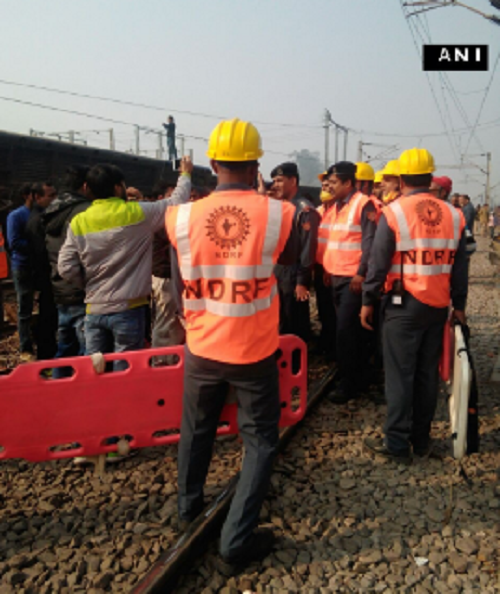 Công tác cứu hộ nạn nhân sau vụ tai nạn tàu hỏa khẩn trương được tiến hành. Ảnh: ANI.