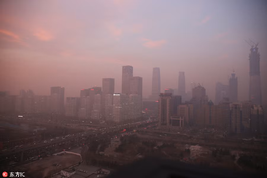 Bức ảnh chụp ngày 16/12 tại thủ đô Bắc Kinh vào lúc mặt trời lặn.