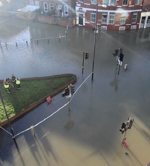 Cảnh tượng “phố biến thành sông” ở thủ đô London trong bức ảnh chụp ngày 11/12.