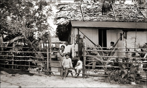 Một gia đình tập trung bên ngoài ngôi nhà của họ.