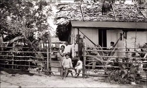 Một gia đình tập trung bên ngoài ngôi nhà của họ.