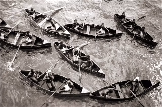 Người dân chèo thuyền mưu sinh trên sông nước.