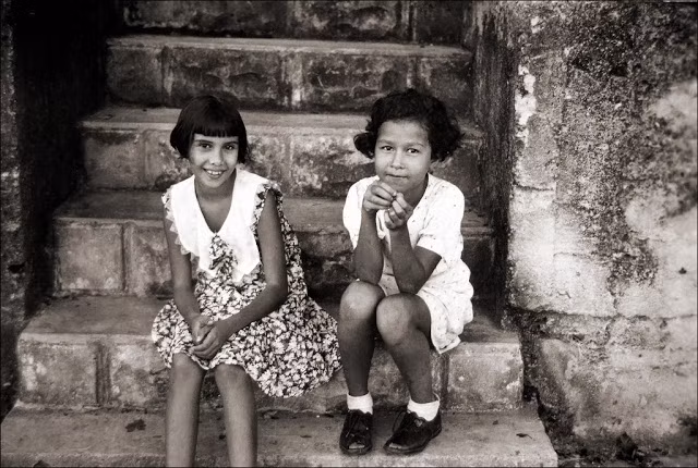 Hai em nhỏ nở nụ cười tươi trước ống kính của nhiếp ảnh gia người Đức.