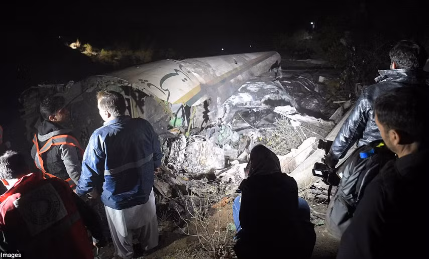 Hien truong tham khoc vu roi may bay o Pakistan-Hinh-5