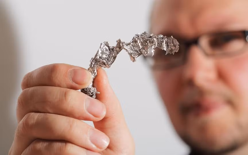 Người dân Phần Lan dự đoán tương lai thông qua hình dạng miếng thiếc nóng chảy sau khi nó được ném vào cốc nước. Nếu miếng thiếc biến dạng thành hình trái tim hoặc chiếc nhẫn, bạn hãy chuẩn bị lên kế hoạch tổ chức đám cưới trong năm mới.