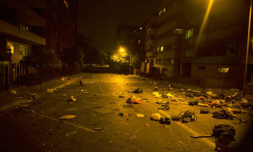 Người dân ở vùng Hillbrow, thành phố Johannesburg của Nam Phi, chào đón năm mới bằng cách vứt đồ đạc qua cửa sổ vào đêm Giao thừa.