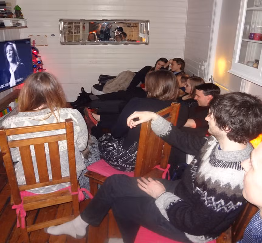 Vào lúc 10 giờ tối ngày 31/12, người dân Iceland có thói quen mở tivi để xem chương trình hài kịch Năm Mới có tên Áramótaskaupið. Đây là chương trình được phát sóng thường niên tại quốc gia này kể từ năm 1966.