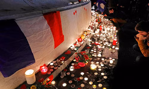 Thủ đô Paris của Pháp đối mặt với nhiều vụ tấn công khủng bố. Hồi tháng 11/2015, những kẻ đánh bom tự sát và các tay súng tấn công nhiều địa điểm ở thủ đô Paris, bao gồm quán cà phê, nhà hàng,... khiến 130 người thiệt mạng và hàng trăm người khác bị thương. (Nguồn ảnh: Business Insider)