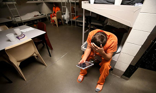 Tại một số nhà tù đặc biệt trên thế giới, các tù nhân được trang bị máy tính bảng để giúp họ có thể liên lạc với bạn bè, gia đình hoặc nghe nhạc, xem video, phát triển các kỹ năng cá nhân,...