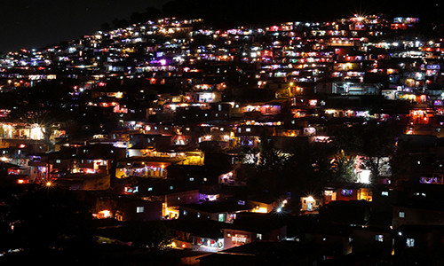 Khu dân cư ở Mumbai, Ấn Độ, sáng rực trong lễ hội ánh sáng Diwali ngày 30/10/2016.