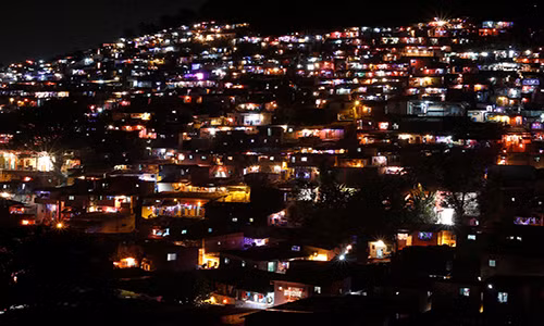 Khu dân cư ở Mumbai, Ấn Độ, sáng rực trong lễ hội ánh sáng Diwali ngày 30/10/2016.