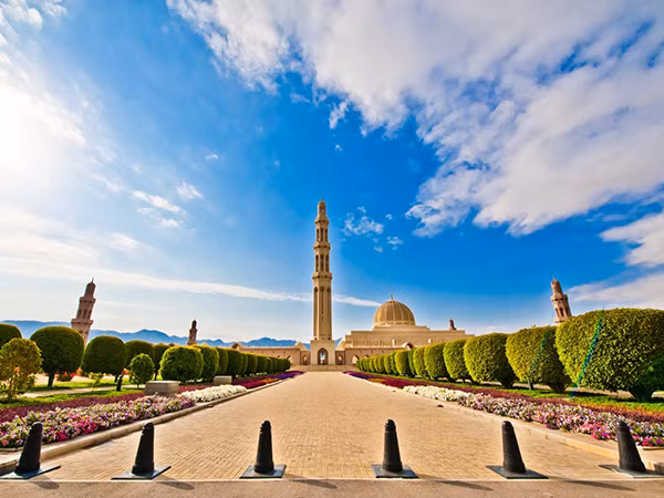 Đất nước Oman với nhiều khách sạn sang trọng. Một công viên theo chủ đề được xây dựng với kinh phí 120 triệu USD dự kiến sẽ khai trương vào năm 2017.