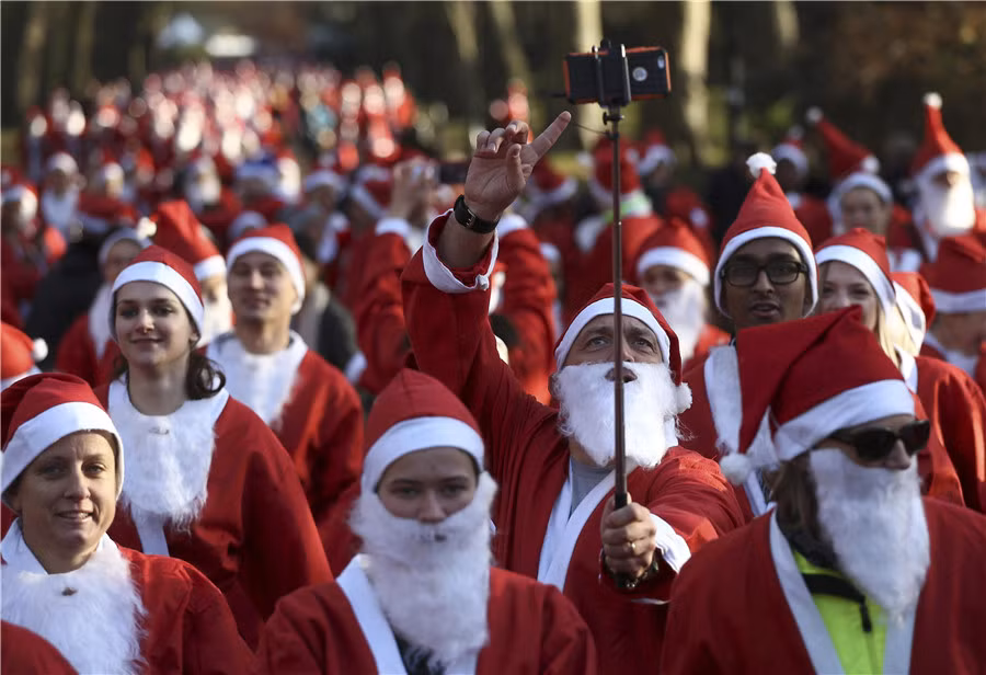 Một “ông già Noel” chụp ảnh trước khi bước vào cuộc thi. Ảnh: China Daily.