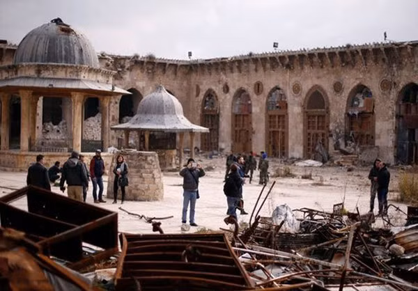 Du khach chup anh “tu suong” tai thanh pho Aleppo moi giai phong-Hinh-8