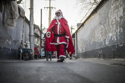 Ông già Noel đi trong con ngõ nhỏ ở thủ đô Bắc Kinh, Trung Quốc.