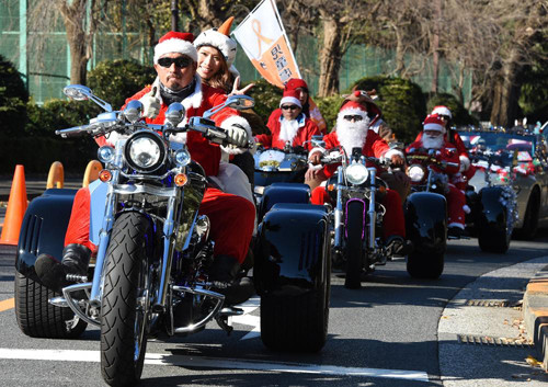 Khoảng 500 tài xế mô-tô mặc đồng phục Noel tham gia diễu hành trên các con phố ở trung tâm thủ đô Tokyo, Nhật Bản trong chiến dịch chống bạo hành trẻ em ngày 23/12.