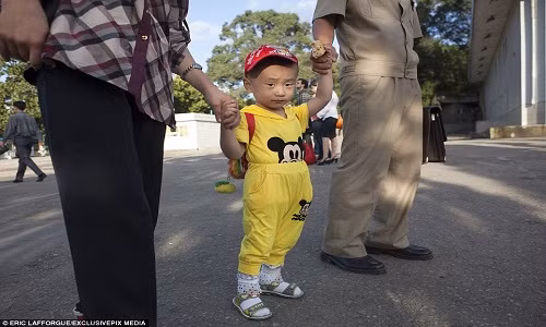 Gia đình Triều Tiên đưa con đi chơi.