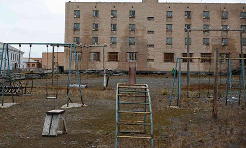 Trước khi Liên bang Xô Viết sụp đổ, hơn 1.000 cư dân đã sinh sống ở trấn Pyramid. Vào thập niên 1990, những thợ mỏ cuối cùng cũng rời khỏi nơi này và trở về đất liền vào tháng 3/1998.