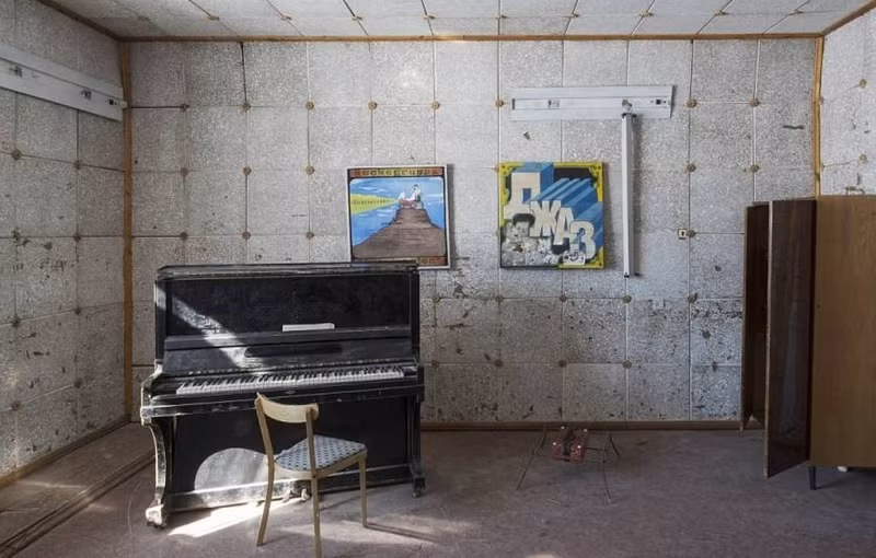 Những thiết bị đắt tiền của thợ mỏ, máy đánh chữ hay các loại nhạc cụ,... đều được bỏ lại nơi này khi những người công nhân rời khỏi đây dù họ có thể mang theo hoặc đem bán chúng.