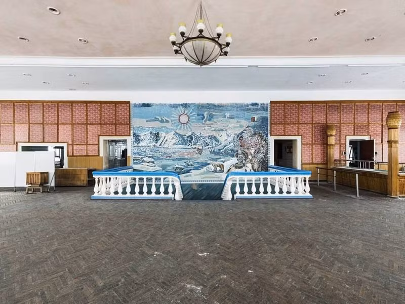 Từ Longyearbyen, đô thị ở Svalbard (Na Uy), du khách có thể đến thị trấn Pyramid bằng thuyền hoặc xe chạy trên tuyết.