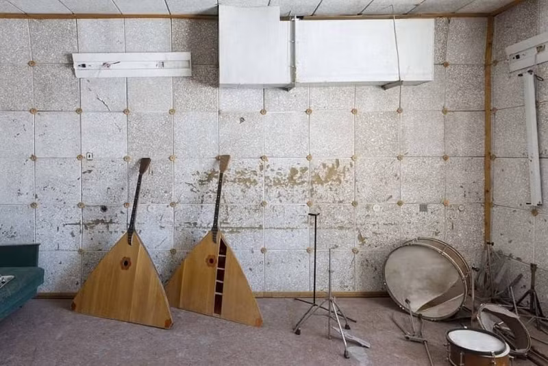 Một số loại nhạc cụ bị bỏ lại trong căn phòng ở thị trấn Pyramid.