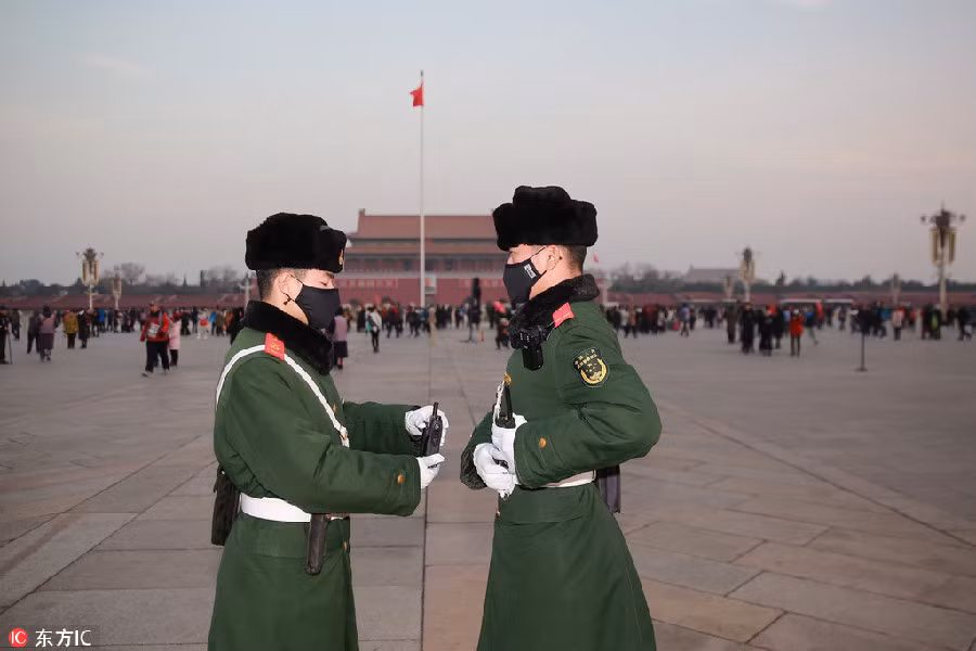 Các binh sĩ đứng canh gác tại Quảng trường Thiên An Môn phải đeo khẩu trang bảo vệ ngày 16/12.