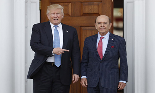 Ông Wilbur Ross- một nhà đầu tư tài chính cá nhân chuyên mua lại các công ty đã phá sản rồi gây dựng chúng thành những công ty phát triển mạnh mẽ, được ông Trump lựa chọn cho vị trí Bộ trưởng Thương mại Mỹ (Ảnh: AP).