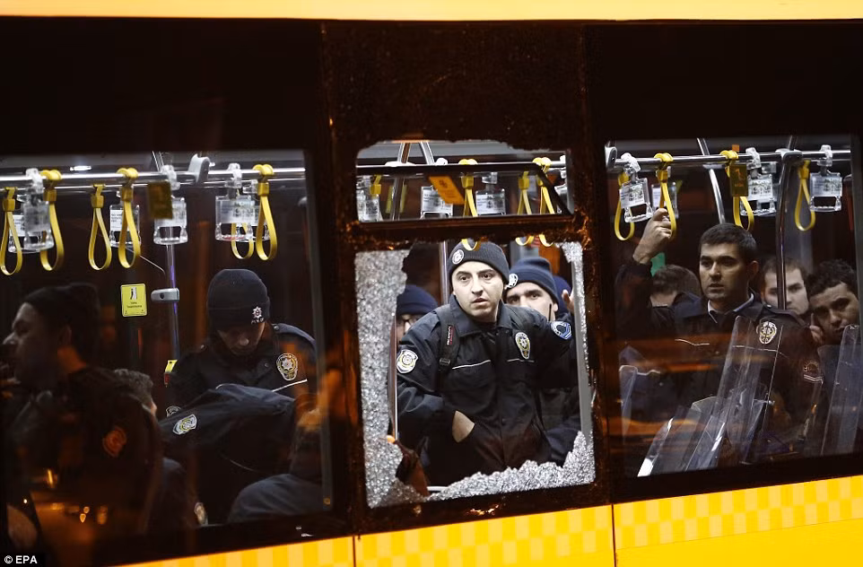 Cảnh sát Thổ Nhĩ Kỳ đứng trong một chiếc xe buýt bị hư hại sau vụ đánh bom rung chuyển thành phố Istanbul.