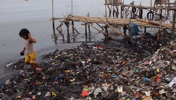 Những bãi rác như thế này ảnh hưởng nghiêm trọng đến môi trường và cuộc sống của người dân Indonesia.