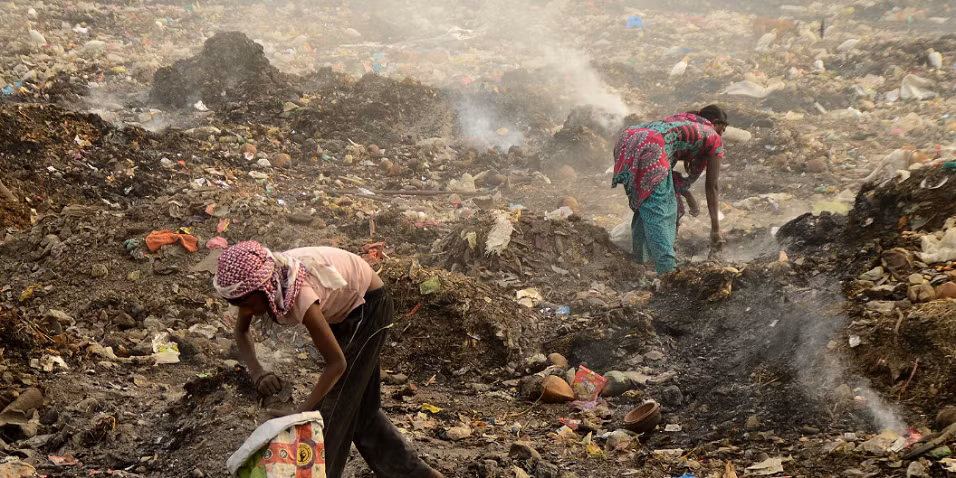Tại Amravati (Ấn Độ), hàng triệu người làm “nghề” nhặt rác để kiếm sống. Họ làm việc hơn 12 tiếng mỗi ngày.