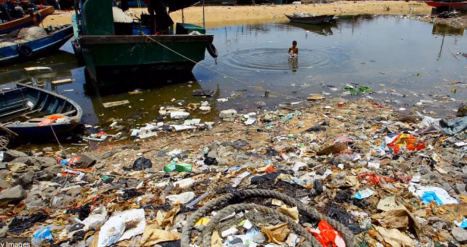 Theo dữ liệu của chính phủ, hơn 200 triệu người dân Trung Quốc hiện không được tiếp cận với nguồn nước sạch. Ảnh: Một bé trai đang tắm trong đầm lầy ô nhiễm ở làng Anquan.