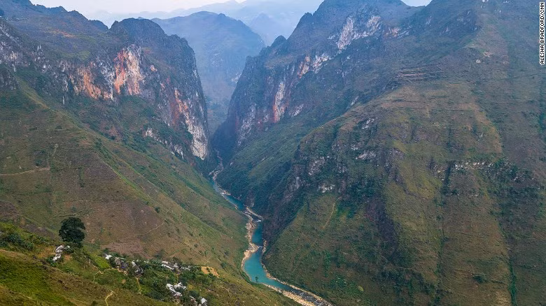 Cảnh hùng vĩ ở đèo Mã Pí Lèng thuộc tỉnh Hà Giang. Đây là cung đường đèo hiểm trở dài khoảng 20 km.