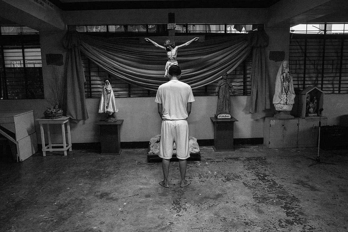 Một bệnh nhân đang cầu nguyện trong phòng khám tại một trung tâm cai nghiện ma túy ở Bitucan. Hồi tháng 11/2016, phòng khám này đã tiếp nhận 1.383 bệnh nhân.