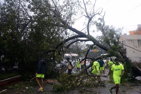 Trước đó, hàng chục nghìn người dân đã phải sơ tán khi cơn bão nhiệt đới Vardah đến gần. Ảnh: AJ.