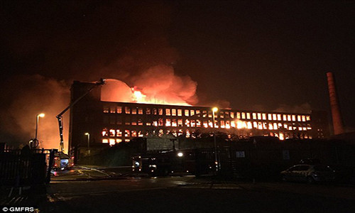 Hien truong kinh hoang vu chay nha may giay o Anh