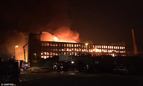 Hien truong kinh hoang vu chay nha may giay o Anh