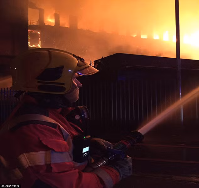 Hien truong kinh hoang vu chay nha may giay o Anh-Hinh-7