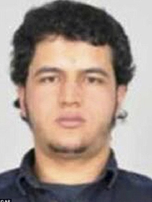 Nghi phạm đang lẩn trốn trong vụ đâm xe tải vào đám đông tại một khu chợ Giáng sinh ở Berlin tối 19/12 được xác định là Anis Amri, 24 tuổi, người gốc Tunisia. Y đến Đức vào năm ngoái.