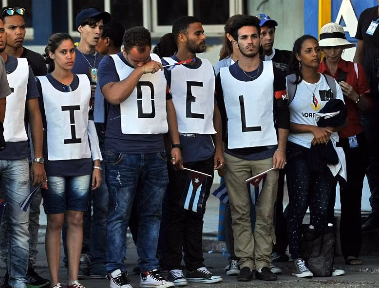 Nguoi dan Cuba nghen ngao tien dua lanh tu Fidel Castro-Hinh-4