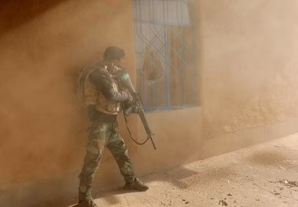 Một binh sĩ Iraq trong cuộc giao tranh với IS.