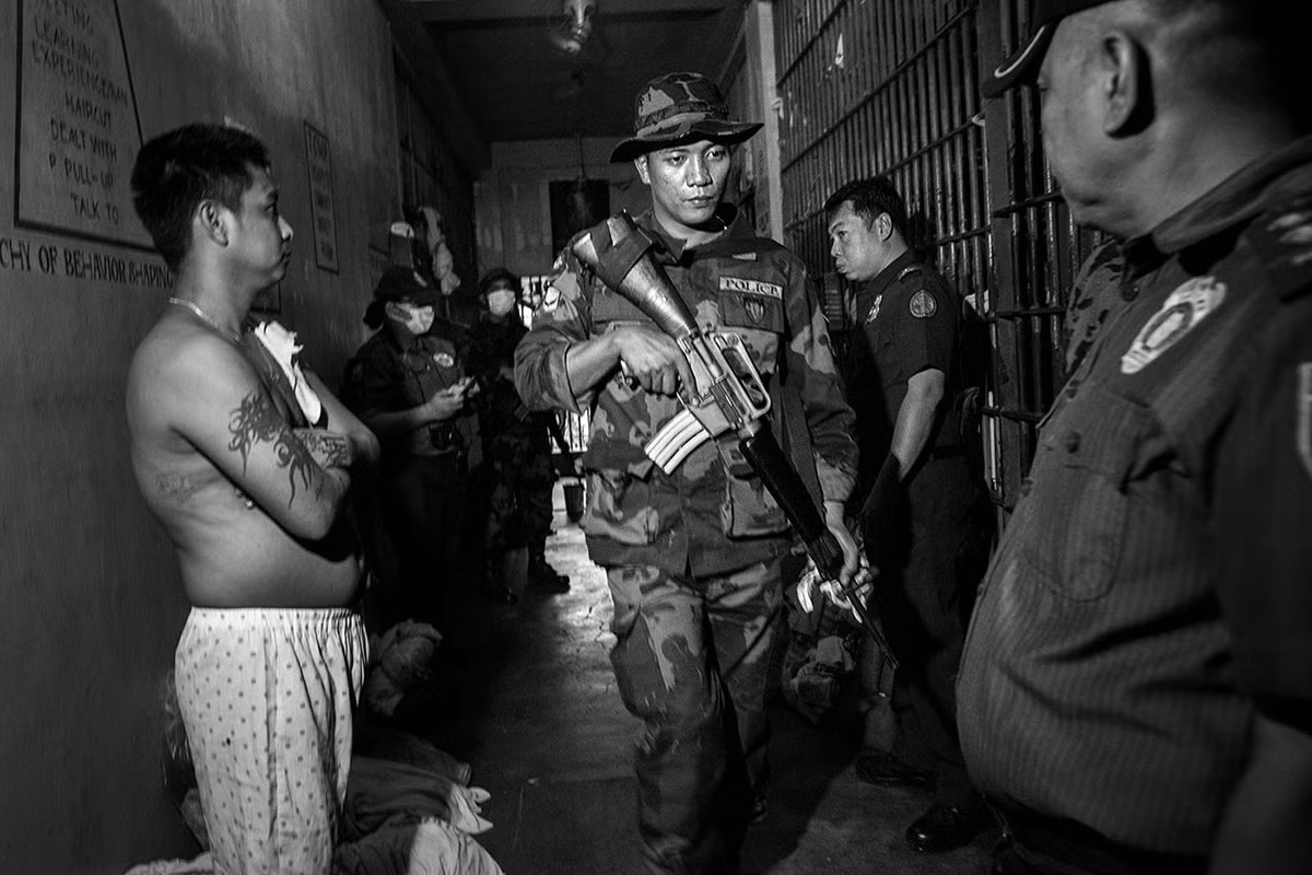 Cảnh sát đang lục soát trong nhà tù Santa Cruz.