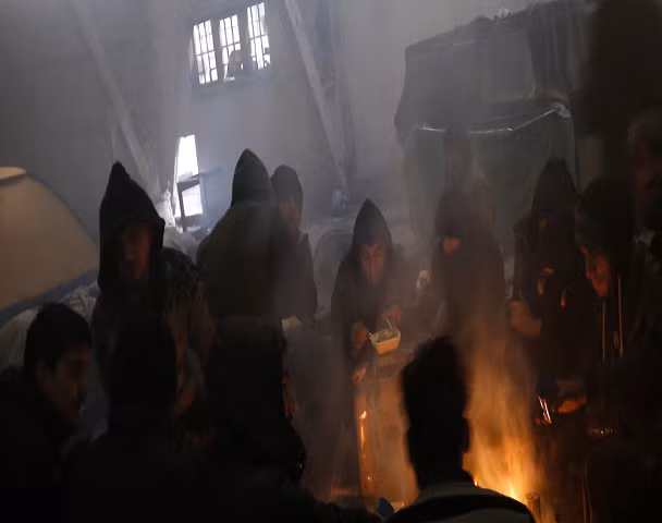 Nhiều di dân đang sống trong nhà kho bỏ hoang ở ngoại ô thủ đô Belgrade phải đối mặt với tình trạng thiếu thốn đủ đường trong thời tiết lạnh giá khắc nghiệt.