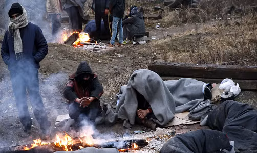 Nhiều người tị nạn buộc phải ngủ ngoài trời trong thời tiết giá lạnh vào mùa đông.
