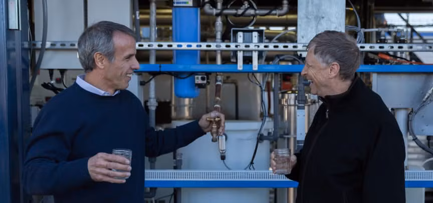 Tỷ phú Bill Gates đã giới thiệu chiếc máy xử lý nước có tên Janicki Omni Processor do ông tài trợ kinh phí. Chiếc máy này có khả năng biến nước thải trong cống ngầm thành điện năng, đất và nước uống được.