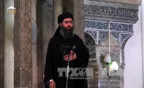 Thủ lĩnh IS Abu Bakr al-Baghdadi phát biểu trước các tín đồ trong lễ cầu nguyện tại nhà thờ Hồi giáo ở Mosul, Iraq ngày 5/7/2014.